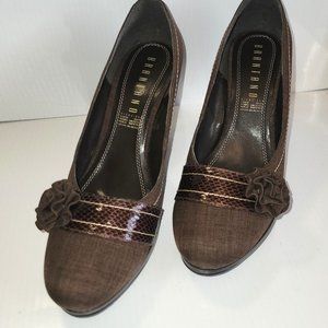 Brantano Women's Brown Fabric Flower Faux Snakeskin Band Wedge Heel Pumps Size 7